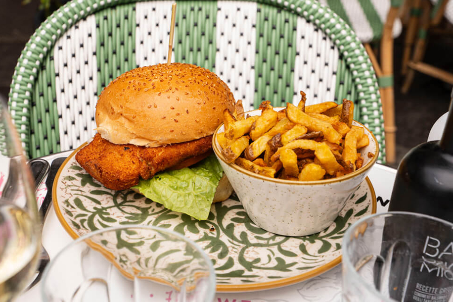 Une brasserie chaleureuse du Marais où l’on peut venir du matin jusqu’à tard le soir